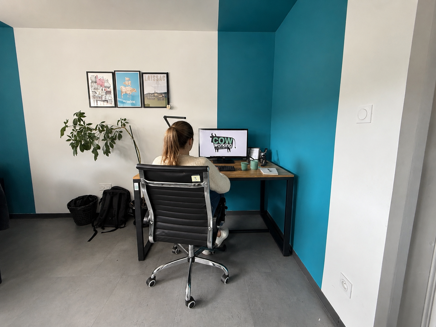 Bureau privé fermé avec poste équipé d'un écran et chaise ergonomique